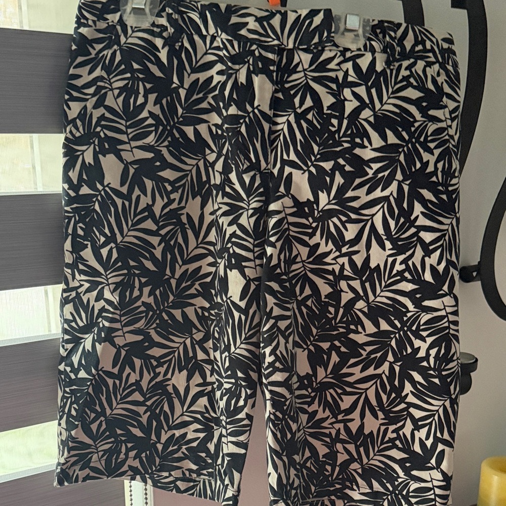 Style & Co. Black and White Leaf Print Women's Bermudas